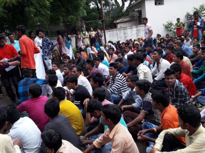 Against the DBT scheme, the students of tribal students at Yaval | डीबीटी योजनेच्या विरोधात यावल येथे आदिवासी विद्यार्थ्यांचा ठिय्या Against the DBT scheme, the students of tribal students at Yaval | डीबीटी योजनेच्या विरोधात यावल येथे आदिवासी विद्यार्थ्यांचा ठिय्या