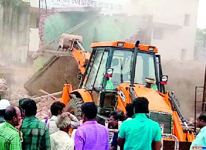 Hammer on the encroachers in the city of Ner | पालिकेचा नेर शहरातील अतिक्रमणावर हातोडा Hammer on the encroachers in the city of Ner | पालिकेचा नेर शहरातील अतिक्रमणावर हातोडा