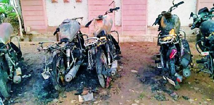 An unidentified man set himself on five bikes in the same night in Umarkhed town | उमरखेड शहरात अज्ञात व्यक्तीने एकाच रात्री पाच दुचाकी पेटविल्या An unidentified man set himself on five bikes in the same night in Umarkhed town | उमरखेड शहरात अज्ञात व्यक्तीने एकाच रात्री पाच दुचाकी पेटविल्या