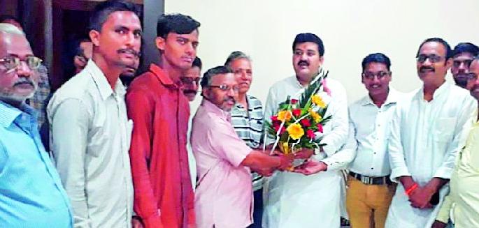 Red soil of idol idols 'MIDC' | मूर्तीकारांना ‘एमआयडीसी’तील लाल माती