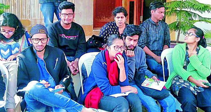 Gujarat, Bihar students commit suicide | गुजरात, बिहारचे विद्यार्थी आत्महत्याग्रस्त गावात