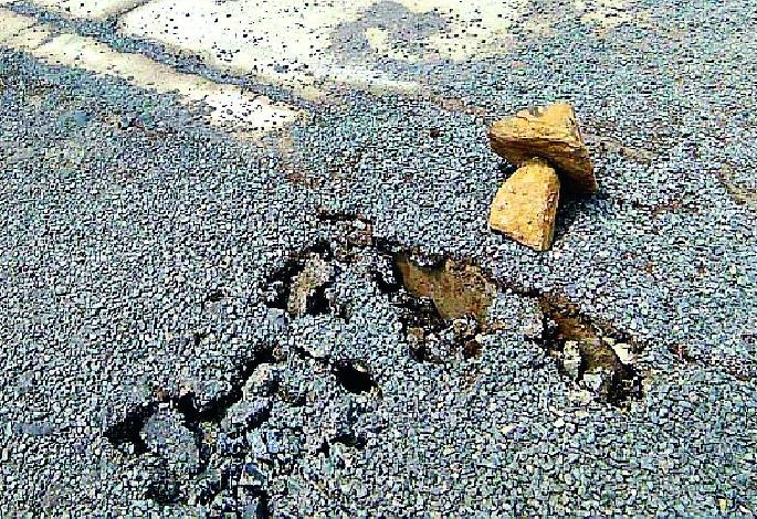 Break the bridges to the 90 lakh bridge in the first rain | ९० लाखांच्या पुलाला पहिल्याच पावसात भगदाड Break the bridges to the 90 lakh bridge in the first rain | ९० लाखांच्या पुलाला पहिल्याच पावसात भगदाड