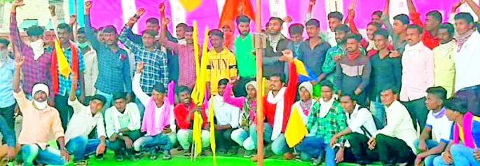 Demonstration of tribal student union in front of Pusad tehsil office | पुसद तहसील कार्यालयासमोर आदिवासी छात्र संघाचे धरणे Demonstration of tribal student union in front of Pusad tehsil office | पुसद तहसील कार्यालयासमोर आदिवासी छात्र संघाचे धरणे