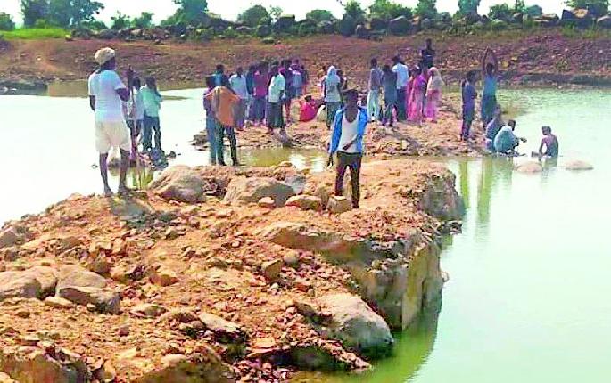 Saving the chakululi mother bursts | छकुलीला वाचविताना आई बुडाली Saving the chakululi mother bursts | छकुलीला वाचविताना आई बुडाली