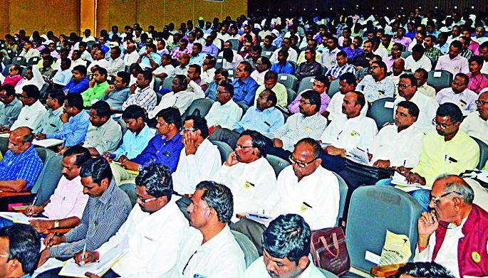 Only if the anchor is rotated, then only get rid of the bollworm | कपाशीवर नांगर फिरवा, तरच बोंडअळीतून सुटका Only if the anchor is rotated, then only get rid of the bollworm | कपाशीवर नांगर फिरवा, तरच बोंडअळीतून सुटका