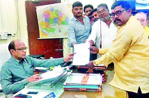 Representation to District Collector of Wadar Community | वडार समाजाचे जिल्हाधिकाऱ्यांना निवेदन Representation to District Collector of Wadar Community | वडार समाजाचे जिल्हाधिकाऱ्यांना निवेदन