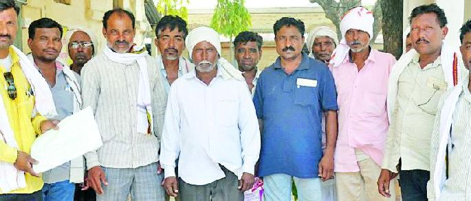 Farmers hit the debt waiver | कर्जमाफीसाठी शेतकरी धडकले Farmers hit the debt waiver | कर्जमाफीसाठी शेतकरी धडकले