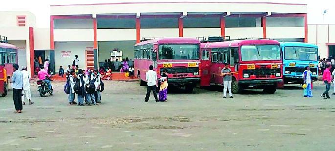 Continuing the bus station without an inauguration | बसस्थानक उद्घाटनाविनाच सुरू Continuing the bus station without an inauguration | बसस्थानक उद्घाटनाविनाच सुरू