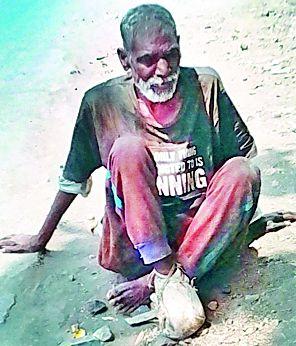 On the foot of the lower part, the boy got the medicine for his heart ..! | दुखऱ्या पायाला, बोचऱ्या मनाला औषध मिळावे..!