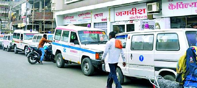 The Guardian's house collided with ambulances | पालकमंत्र्यांच्या घरावर रुग्णवाहिकांसह दिली धडक The Guardian's house collided with ambulances | पालकमंत्र्यांच्या घरावर रुग्णवाहिकांसह दिली धडक