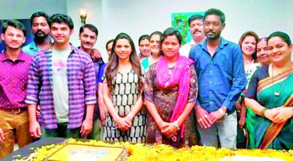 Goripan Queen decides when to choose a black spouse ..! | गोरीपान राणी जेव्हा ठरवून काळा जोडीदार निवडते..!