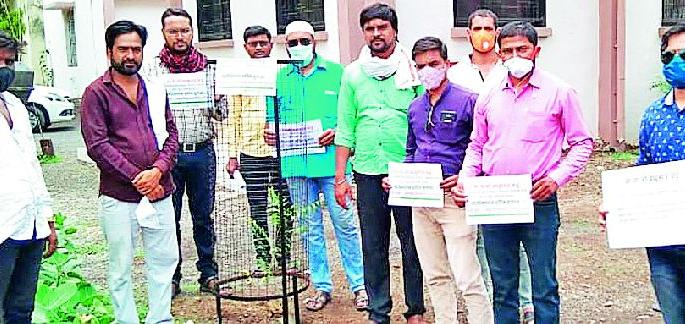 Gandhigiri for teacher transfer | शिक्षकांची बदलीसाठी गांधीगिरी Gandhigiri for teacher transfer | शिक्षकांची बदलीसाठी गांधीगिरी