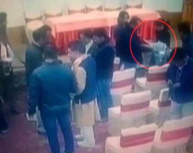 Shocking ... the nature of bribing journalists by the BJP leaders; Video viral | धक्कादायक... भाजपा नेत्यांकडून पत्रकारांना लाच देण्याचा प्रकार; व्हिडीओ व्हायरल Shocking ... the nature of bribing journalists by the BJP leaders; Video viral | धक्कादायक... भाजपा नेत्यांकडून पत्रकारांना लाच देण्याचा प्रकार; व्हिडीओ व्हायरल