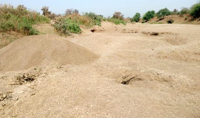 Sand bans are lifted across the state | राज्यभरातील वाळूघाट बंदी उठविली Sand bans are lifted across the state | राज्यभरातील वाळूघाट बंदी उठविली