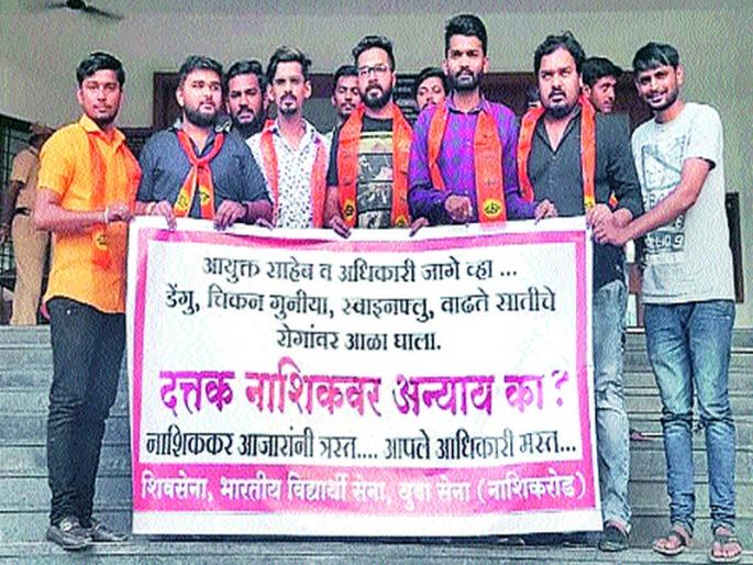 Demand of Nashik Road on behalf of student army | विद्यार्थी सेनेच्या वतीने नाशिकरोडला निदर्शने Demand of Nashik Road on behalf of student army | विद्यार्थी सेनेच्या वतीने नाशिकरोडला निदर्शने