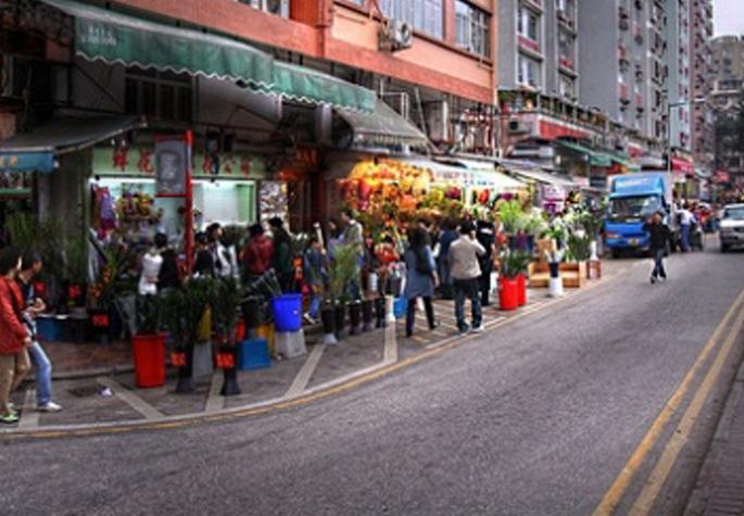 Encroachment on the footpath of Rajivnagar slum | राजीवनगर झोपडपट्टीतील फुटपाथवर अतिक्रमण Encroachment on the footpath of Rajivnagar slum | राजीवनगर झोपडपट्टीतील फुटपाथवर अतिक्रमण