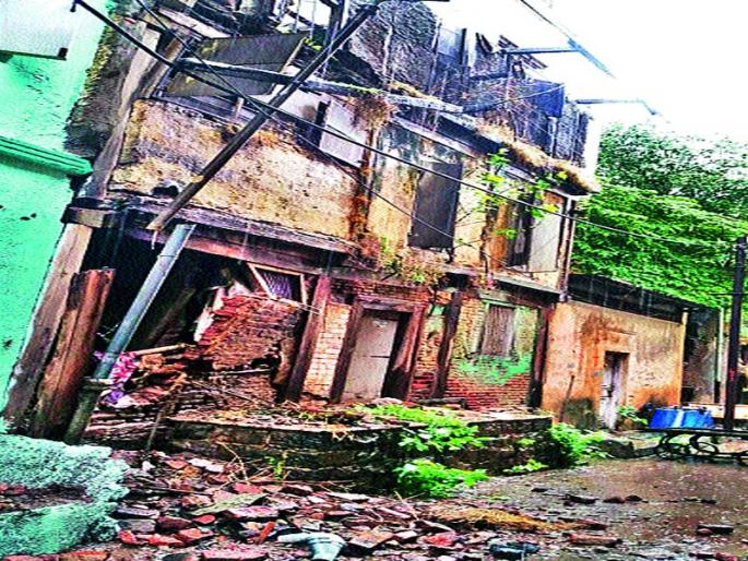 The Bandit Wada collapsed in Biwalkar lane | बिवलकर लेनमधील बंदिस्त वाडा कोसळला