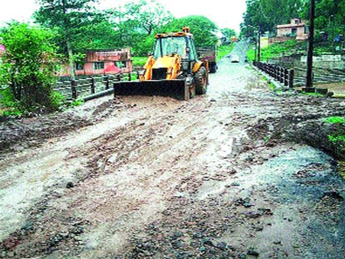 Pimpalegaon pole road started in Dhad Sati | पिंपळगाव खांब रस्ता दुरु स्तीच्या कामास सुरु वात Pimpalegaon pole road started in Dhad Sati | पिंपळगाव खांब रस्ता दुरु स्तीच्या कामास सुरु वात