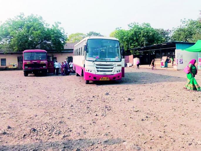 Nine crore of employees' salaries are in bad accounts | कर्मचाऱ्यांच्या पगाराचे नऊ कोटी बुडित खात्यात Nine crore of employees' salaries are in bad accounts | कर्मचाऱ्यांच्या पगाराचे नऊ कोटी बुडित खात्यात