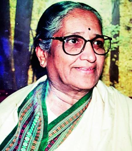 Usha Madhav Deshmukh got Lifetime Achievement Award | उषा माधव देशमुख यांना वि.सा. संघाचा जीवनव्रती पुरस्कार
