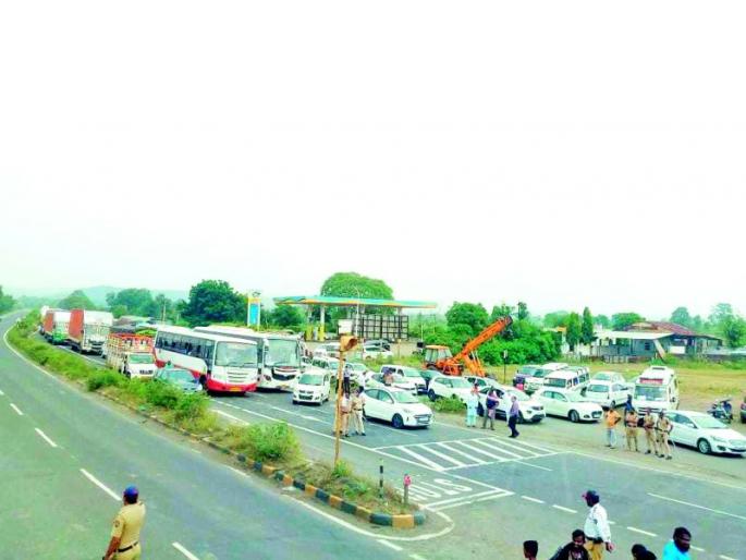 Congress blocks Nagpur-Amravati highway in Talegaon | तळेगावात काँग्रेसने रोखला नागपूर-अमरावती महामार्ग Congress blocks Nagpur-Amravati highway in Talegaon | तळेगावात काँग्रेसने रोखला नागपूर-अमरावती महामार्ग