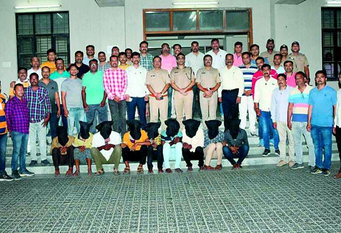 Highway robbery gang arrested; Cinestyle arrest in fifteen hours | महामार्गावर लुटणारी टोळी जेरबंद; पंधरा तासात केली सिनेस्टाईलने अटक Highway robbery gang arrested; Cinestyle arrest in fifteen hours | महामार्गावर लुटणारी टोळी जेरबंद; पंधरा तासात केली सिनेस्टाईलने अटक