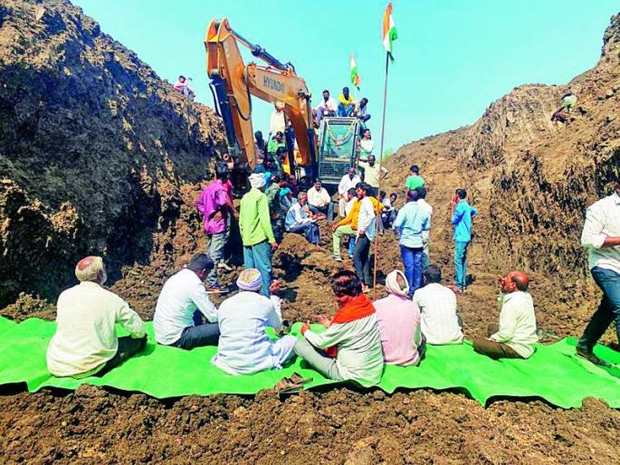 If you keep grumbling in the cold, JCB will burn your hands! | थंडीत कुडकुडत ठेवाल तर जेसीबी पेटवून हात शेकणार!
