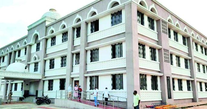 Kovid Care Center 'Locked' Due to Patient 'Down' | रुग्णसंख्या ‘डाऊन’ झाल्याने कोविड केअर सेंटर ‘लॉक’ Kovid Care Center 'Locked' Due to Patient 'Down' | रुग्णसंख्या ‘डाऊन’ झाल्याने कोविड केअर सेंटर ‘लॉक’