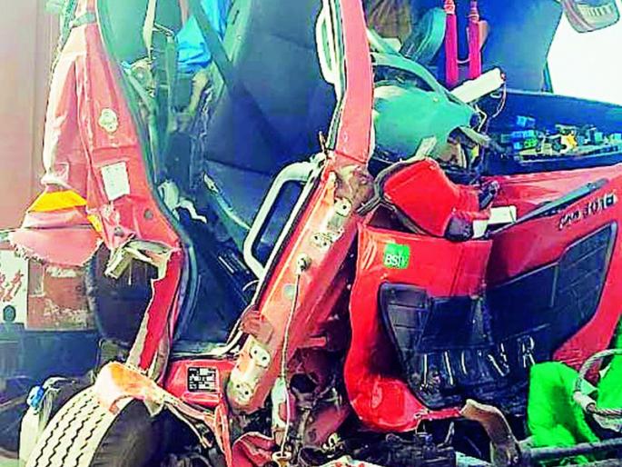 Collision of a container with a faulty vehicle; The driver died | नादुरुस्त वाहनाला कंटेनरची धडक; वाहन चालक गतप्राण Collision of a container with a faulty vehicle; The driver died | नादुरुस्त वाहनाला कंटेनरची धडक; वाहन चालक गतप्राण