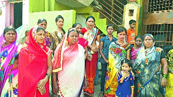 Cluttering under suspicion, undisclosed closure | मिटमिटावासी दहशतीखाली, अघोषित बंद Cluttering under suspicion, undisclosed closure | मिटमिटावासी दहशतीखाली, अघोषित बंद