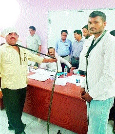 Review of Aurangabad's agitation due to agitation | औरंगाबादेत आंदोलनामुळे आढावा बैैठकीचा फज्जा