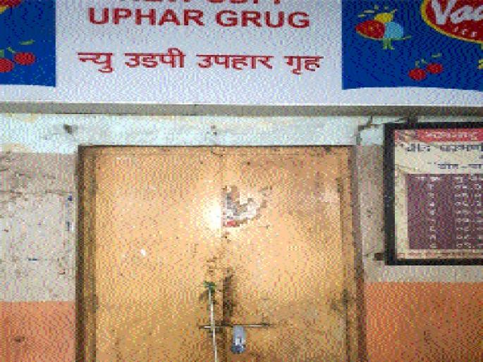 Avoid dirty canteen in the bead bus | बीड बसस्थानकातील गलिच्छ कँटीनला ठोकले टाळे Avoid dirty canteen in the bead bus | बीड बसस्थानकातील गलिच्छ कँटीनला ठोकले टाळे