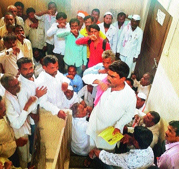 Farmers to Tackle FRP | थकीत एफआरपीसाठी शेतकऱ्यांचे धरणे Farmers to Tackle FRP | थकीत एफआरपीसाठी शेतकऱ्यांचे धरणे