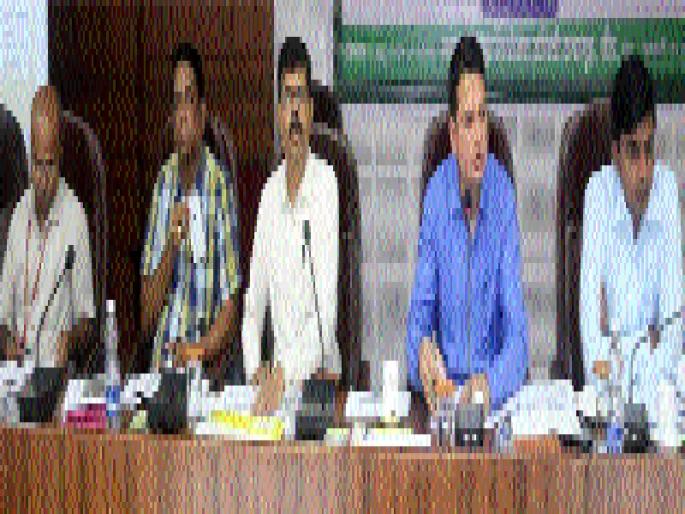 The drafts of the district collector took the marathon meeting throughout the day | दुष्काळप्रश्नी जिल्हाधिकाऱ्यांनी घेतली दिवसभर मॅरेथॉन बैठक The drafts of the district collector took the marathon meeting throughout the day | दुष्काळप्रश्नी जिल्हाधिकाऱ्यांनी घेतली दिवसभर मॅरेथॉन बैठक