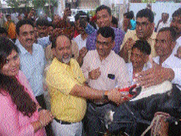 Pankaja Munde will be self-reliant through cow-slaughter | गायवाटपातून महिला स्वावलंबी होणार-पंकजा मुंडे Pankaja Munde will be self-reliant through cow-slaughter | गायवाटपातून महिला स्वावलंबी होणार-पंकजा मुंडे