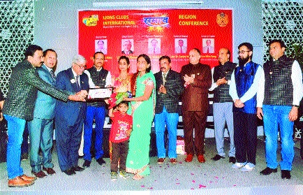 Lions Gold Award in honor of the martyrs' families in Aurangabad | औरंगाबादेत लायन्स गोल्ड’तर्फे शहीद जवानांच्या कुटुंबांचा सन्मान Lions Gold Award in honor of the martyrs' families in Aurangabad | औरंगाबादेत लायन्स गोल्ड’तर्फे शहीद जवानांच्या कुटुंबांचा सन्मान