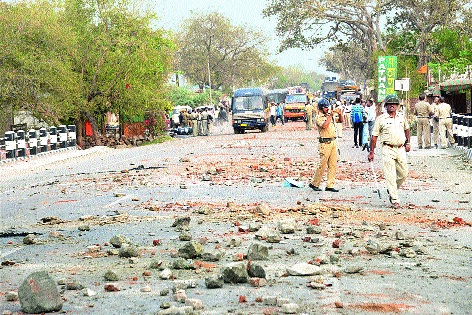 Army-BJP dispute in Aurangabad | सेना-भाजपच्या वादात औरंगाबादची लावली वाट Army-BJP dispute in Aurangabad | सेना-भाजपच्या वादात औरंगाबादची लावली वाट