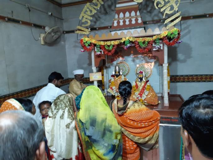 Mandali of devotees in a small fort | छोट्या पंढरपुरात भाविकांची मांदियाळी Mandali of devotees in a small fort | छोट्या पंढरपुरात भाविकांची मांदियाळी