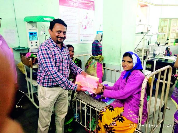 'Dedication' to happiness in patients in Nagpur; Diwali celebrations with new clothes | नागपुरात रुग्णांप्रति आनंदाचे ‘समर्पण’; दिवाळीनिमित्त दिली कपड्यांची भेट 'Dedication' to happiness in patients in Nagpur; Diwali celebrations with new clothes | नागपुरात रुग्णांप्रति आनंदाचे ‘समर्पण’; दिवाळीनिमित्त दिली कपड्यांची भेट