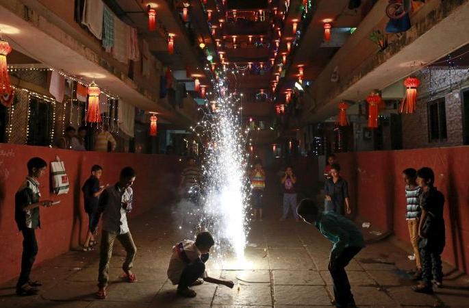 Chinese crackers in demand in Nagpur | उपराजधानीत चिनी फटाक्यांची धूम Chinese crackers in demand in Nagpur | उपराजधानीत चिनी फटाक्यांची धूम