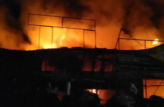 fireworks shops caught fire at Pulgaon in Wardha district; No lien | वर्धा जिल्ह्यातील पुलगाव येथे फटाक्याच्या दुकानांना भीषण आग; जीवितहानी नाही fireworks shops caught fire at Pulgaon in Wardha district; No lien | वर्धा जिल्ह्यातील पुलगाव येथे फटाक्याच्या दुकानांना भीषण आग; जीवितहानी नाही