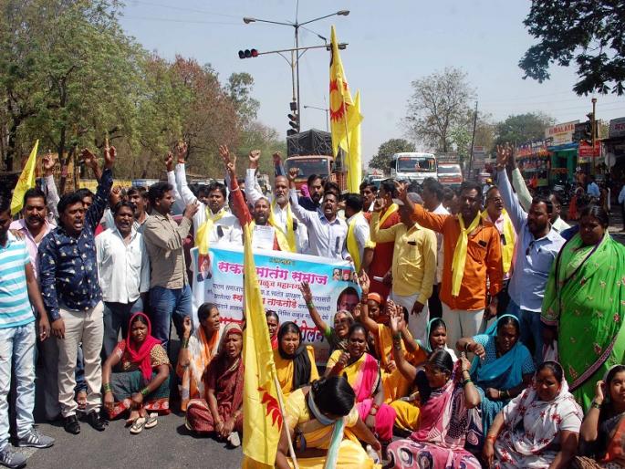 Stop the road by the Matang community at Pandharpur | पंढरपुरात मातंग समाजातर्फे रस्ता रोको  Stop the road by the Matang community at Pandharpur | पंढरपुरात मातंग समाजातर्फे रस्ता रोको