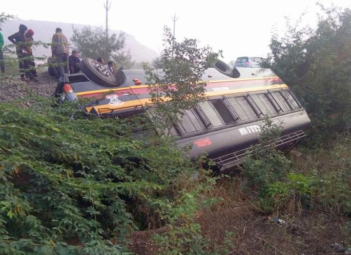 The vehicle of Dhule police vandalized near Sonargir, five injured | सोनगीरजवळ धुळे पोलिसांचे वाहन उलटले, पाच जखमी The vehicle of Dhule police vandalized near Sonargir, five injured | सोनगीरजवळ धुळे पोलिसांचे वाहन उलटले, पाच जखमी