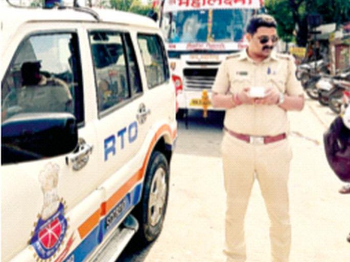 RTO road for inspection of travels | ट्रॅव्हल्सच्या तपासणीसाठी आरटीओ रस्त्यावर RTO road for inspection of travels | ट्रॅव्हल्सच्या तपासणीसाठी आरटीओ रस्त्यावर