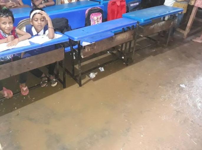 The 'here' students have to sit in the mud | ‘येथे’ विद्यार्थ्यांना चिखलात बसून घ्यावे लागते शिक्षण The 'here' students have to sit in the mud | ‘येथे’ विद्यार्थ्यांना चिखलात बसून घ्यावे लागते शिक्षण