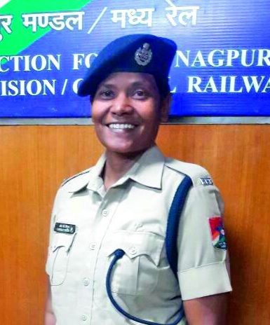 Nagpur's dashing lady brings shame to the smugglers | नागपूरच्या डॅशिंग लेडी उषाने आणले तस्करांच्या नाकीनऊ Nagpur's dashing lady brings shame to the smugglers | नागपूरच्या डॅशिंग लेडी उषाने आणले तस्करांच्या नाकीनऊ