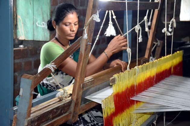 Farmer Women Entrepreneurs in the Cotton through Cloth in Wardha | ‘कॉटन टू क्लॉथ’द्वारे वर्ध्यात शेतकरी महिला उद्योजक Farmer Women Entrepreneurs in the Cotton through Cloth in Wardha | ‘कॉटन टू क्लॉथ’द्वारे वर्ध्यात शेतकरी महिला उद्योजक