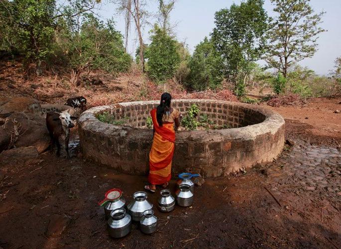 water shortage starts in December; 43 percent of the reserves left in Varhad | वरहडात डिसेंबरमध्येच पाण्यासाठी भटकंती; ४३ टक्के साठा शिल्लक water shortage starts in December; 43 percent of the reserves left in Varhad | वरहडात डिसेंबरमध्येच पाण्यासाठी भटकंती; ४३ टक्के साठा शिल्लक
