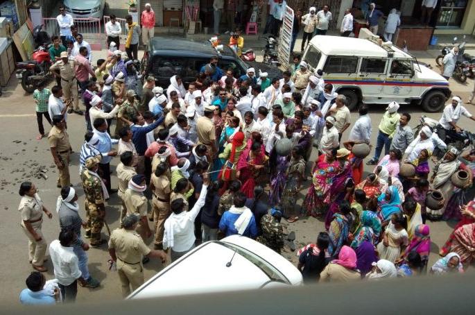 Give alcohol to drink now! Congress has got the resignation of Guardian Minister in Yavatmal | दारू दिली, आता पाणीही द्या! यवतमाळात पालकमंत्र्यांच्या घरावर काँग्रेसचा राडा Give alcohol to drink now! Congress has got the resignation of Guardian Minister in Yavatmal | दारू दिली, आता पाणीही द्या! यवतमाळात पालकमंत्र्यांच्या घरावर काँग्रेसचा राडा