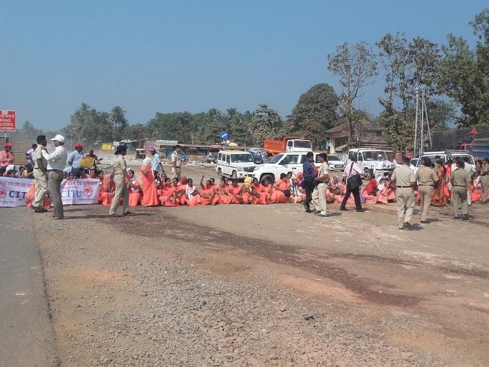 Sindhudurg: The slogan of the Modi Government going to Oros at the Oros, highway jam | सिंधुदुर्ग : ओरोस येथे मोदी सरकार चले जावचा नारा, महामार्ग ठप्प Sindhudurg: The slogan of the Modi Government going to Oros at the Oros, highway jam | सिंधुदुर्ग : ओरोस येथे मोदी सरकार चले जावचा नारा, महामार्ग ठप्प